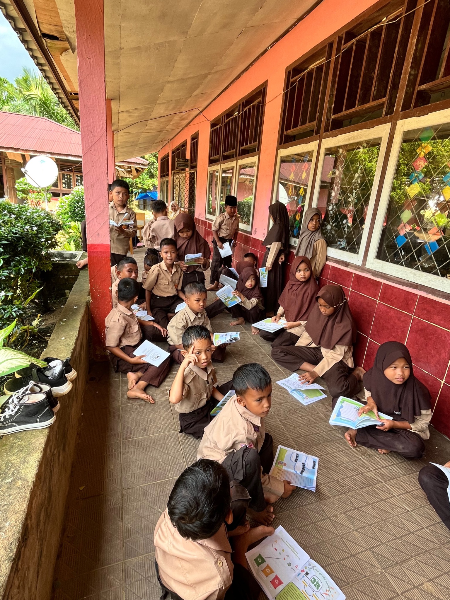 Siswa mengikuti kegiatan edukasi konservasi berang-berang