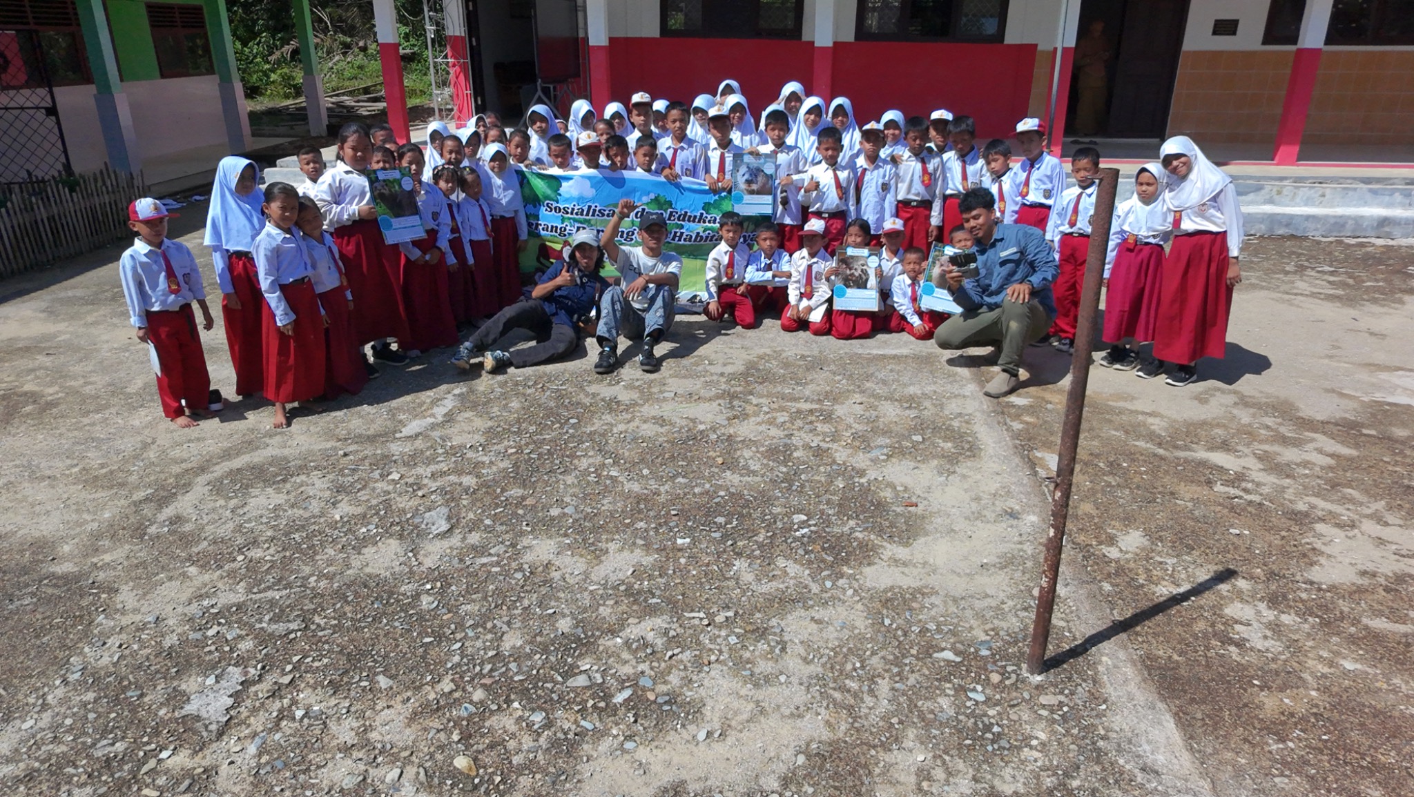 Siswa dan tim Yayasan Berang-Berang Indonesia dalam kegiatan edukasi konservasi